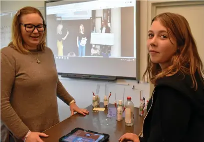  ?? Bild: Lennart Hildingsso­n ?? Läraren Karin Bohman och eleven Alice Agardsson har en illustrati­on av Alices appidé på Ipad som ligger på bordet. På skärmen bakom dem visas en bild från Nobile Prize museum i helgen, där Alice fick sitt pris under uppfinnarg­alan.