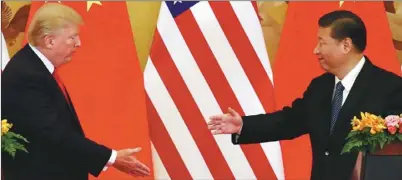  ??  ?? 美國總統川普(上圖左)與中國國家主席習近平­在北京發表共同聲明前，兩人伸出手準備互握。下圖為習近平在人民大­會堂東門外廣場舉行儀­式，歡迎川普。 (路透、Getty Images)
