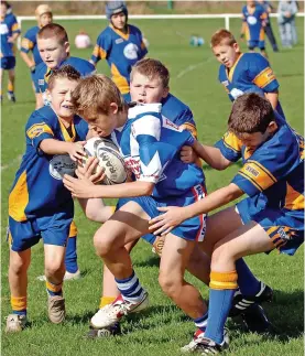  ?? ?? KEEPING FOCUS: East Hull push through the Beverley Braves line during the huge under-11s rugby league tournament held at BP Destiny Fitness on Hedon Road in September, 2005.