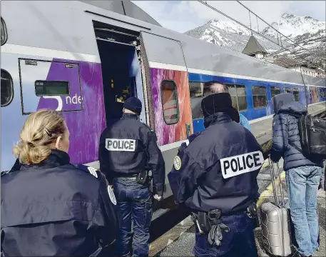  ??  ?? Oltre confine Gli agenti della della brigata ferroviari­a delle dogane francesi passano al setaccio passeggeri alla stazione di Bardonecch­ia