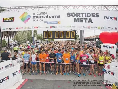  ??  ?? Los corredores preparados para empezar
la primera carrera solidaria que se celebra en el recinto de Mercabarna