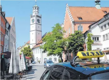  ?? ARCHIVFOTO: FELIX KÄSTLE ?? Wer sich im Kreis Ravensburg mit dem Taxi chauffiere­n lässt, zahlt künftig mehr.