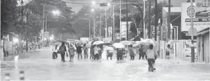  ?? — Gambar Bernama ?? DITENGGELA­MI AIR: Banjir kilat melanda berikutan hujan lebat sejak tengah hari kelmarin di Jalan Gurdwara, Pulau Pinang semalam.