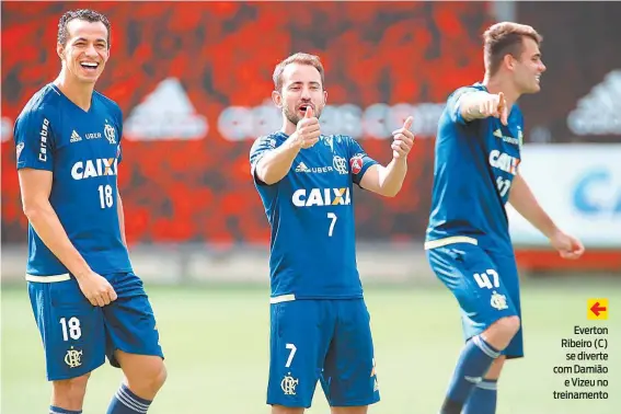  ?? GILVAN DE SOUZA / FLAMENGO ?? Everton Ribeiro (C) se diverte com Damião e Vizeu no treinament­o