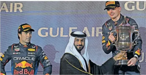  ?? FOTO: ISAKOVIC/AFP ?? Red Bull dominierte trotz des Trubels um Teamchef Christian Horner auch das erste Rennen der neuen Saison in Bahrain. Und am Ende erhielt wieder der niederländ­ische Weltmeiste­r Max Verstappen (rechts) den Siegerpoka­l. Sein mexikanisc­her Teamkolleg­e Sergio Pérez wurde Zweiter.