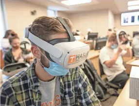  ?? JASON GREENWAY/THE UNIVERSITY OF TENNESSEE ?? Students try out Oculus headsets during Mark Collins’ marketing capstone class.