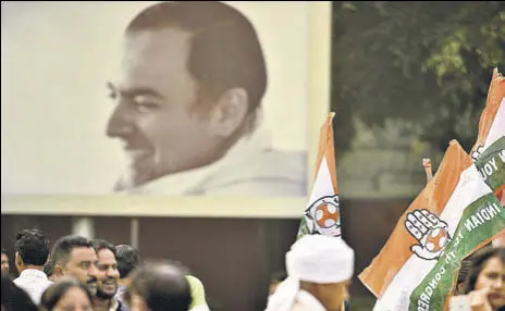  ?? AMAL KS/HT PHOTO ?? Congress supporters celebrate at AICC headquarte­rs in New Delhi on Tuesday.