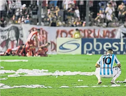  ?? (GENTILEZA CLARÍN) ?? Euforia tucumana. Centurión sufre el delirio de todo San Martín tras el segundo gol de Bieler.