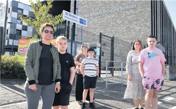  ??  ?? Out of pocket Lesley McEwan, left, with son Aaron and other disgruntle­d mums and sons