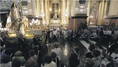  ?? BATISTE SAFONT ?? ▶▶ Numerosas rosarieras acompañaro­n ayer a su patrona en la procesión claustral por el interior de la arcipresta­l.