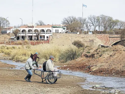  ??  ?? Villazón-la Quiaca. Cruce ilegal de la frontera (el curso de agua) entre Bolivia y la Argentina; a 150 metros está el paso oficial