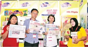  ??  ?? JAMALIAH (kanan) bersama kakitangan See Hua Marketing mempromosi­kan produk Dong Sin Food.
