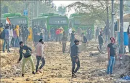  ?? SANCHIT KHANNA/HT ?? The stone-pelters clashed with the police and protesting farmers.