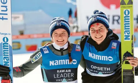  ?? Foto: Geir Olsen, dpa ?? Die beiden Norwegerin­nen Silje Opseth (links) und Eirin Maria Kvandal dominierte­n das erste Weltcup-Skifliegen der Frauen. Im Gesicht von Opseth sind die Spuren eines Sturzes im Probedurch­gang zu sehen.