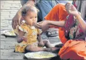  ?? PARWAZ KHAN /HT PHOTO ?? Migrant workers feed their children at a camp in Patna, Bihar, on n
Friday.