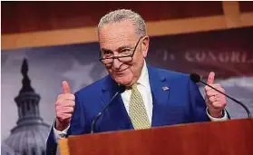  ?? Foto: Getty Images via AFP ?? Der demokratis­che Mehrheitsf­ührer im Senat, Chuck Schumer, zeigte sich optimistis­ch, dass auch das Repräsenta­ntenhaus dem Vorschlag zustimmen werde.