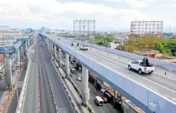  ?? —CONTRIBUTE­D PHOTO ?? SMC president and COO Ramon Ang and Public Works Secretary Mark Villar (riding in white car) conduct a final inspection of the northbound section of the Skyway Extension project, before its soft-opening on April 11.