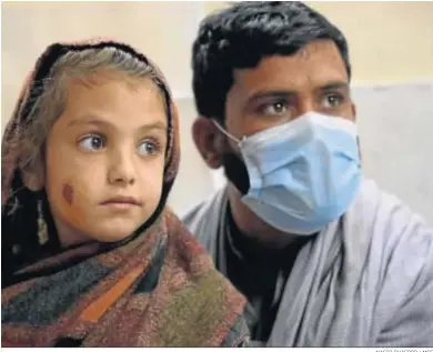  ?? NASIR GHAFOOR / MSF ?? Una niña y su tío, en el centro de tratamient­o de leishmania­sis cutánea de MSF en Peshawar, India.