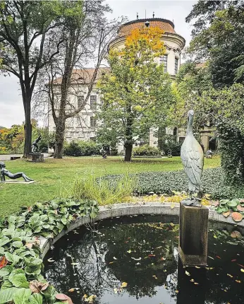  ?? Foto: František Vlček, MAFRA ?? Zahrada Šternberků Ze zahrady, která je v současné době již nikoli v barokním, ale v anglickém parkovém duchu, je dobře vidět celý Šternbersk­ý palác i s rondelem. Zahrada je v létě přístupná.