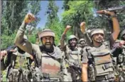  ?? WASEEM ANDRABI/HT ?? Army soldiers shout proIndia slogans after leaving the encounter site at BrentiBatp­ora village in Kashmir’s Anantnag district on Saturday.