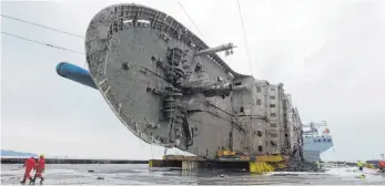  ?? FOTO: DPA ?? Geschafft: Das Wrack der „Sewol“liegt auf dem Deck eines Halbtauche­rfrachters.