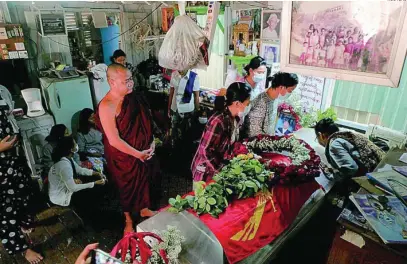  ?? REUTERS ?? Asistentes al funeral de Kyaw Win Maung, asesinado el sábado en una protesta contra la Junta golpista, en Mandalay