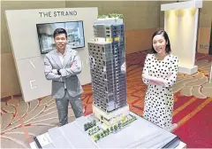  ??  ?? Ms Tanyatip and Mr Chawin with a model of The Strand Thonglor.
