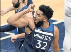  ??  ?? Karl-Anthony Towns en el partido de este lunes ante los Spurs.