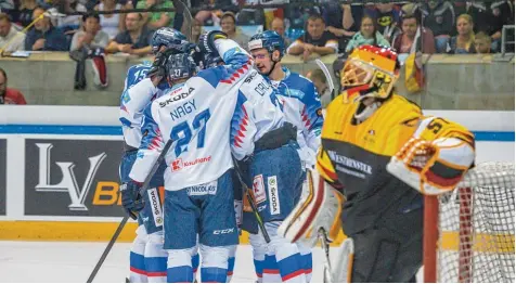  ?? Foto: Nordphoto ?? Deutschlan­ds Torwart Timo Pielmeier hatte gegen die Slowakei wenig Grund zur Freude. Die Gäste gewannen nach dem knappen 2:1 Sieg am Samstag auch das zweite Test spiel, diesmal allerdings wesentlich deutlicher.