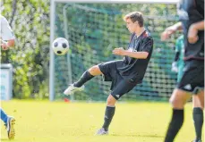  ?? FOTO: VOLKER STROHMAIER ?? Der TSV Ummendorf (hier Manuel Buschmann) bekommt es im Spitzenspi­el mit dem SV Erolzheim zu tun.