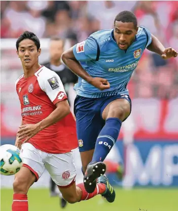  ?? FOTO: DPA ?? Jonathan Tah (r.) – hier im Duell mit dem Torschütze­n Yoshinori Muto – erwischte in Mainz keinen guten Tag. Beim Ausgleich ließ der Kapitän der U21-Nationalma­nnschaft seinem Gegenüber zu viel Platz beim Flanken.