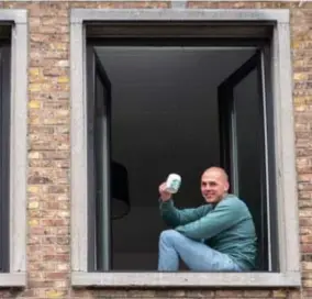  ??  ?? Alicia Jones start met het leveren van groentepak­ketten.
Reggy Van Loenhout telt de dagen af tot hij zijn lief terugziet.