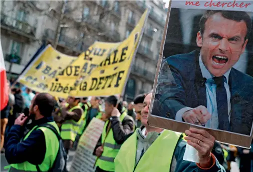  ?? KENZO TRIBOUILLA­RD / AFP ?? Una enorme y visible protesta de los “chalecos amarillos”, en París, contra las políticas del presidente Emmanuel Macron.