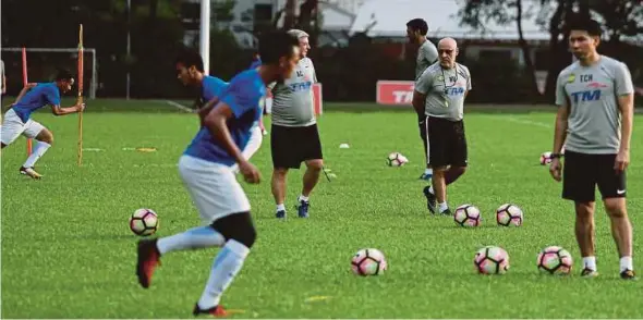  ?? LUQMAN HAKIM ZUBIR ?? National coach Nelo Vingada (second from right) oversees training at Wisma FAM in Kelana Jaya on Monday. Malaysia will face North Korea in the Asian Cup qualifier in Thailand on Friday.