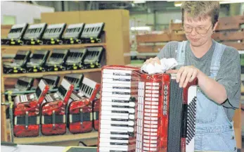  ?? FOTO: DPA ?? Endmontage im Fertigungs­werk der Firma Hohner in Trossingen: Eine Mitarbeite­rin macht ein Akkordeon für den Versand fertig.