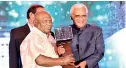  ??  ?? Tamil winner: Fernando Seeman Pathinatha­n receiving the award from Prof. Disanayaka