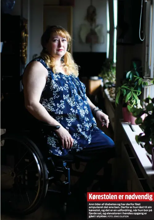  ??  ?? Ann lider af diabetes og har derfor fået amputeret det ene ben. Derfor er hun låst til sin kørestol, og det er en udfordring, når hun bor på fjerde sal, og elevatoren i hendes opgang er gået i stykker.