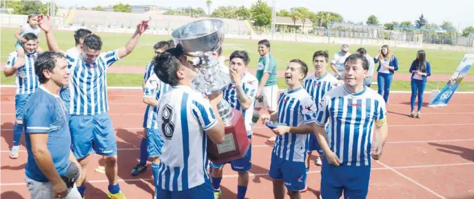  ??  ?? VICTORIA DE LA CANDELARIA se impuso de gran forma a Virquenco para quedarse con la copa.