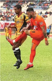  ?? SAIPUL ANWAR/KALTIM POST ?? BERIMBANG: Striker Borneo FC Marlon da Silva (kanan) ditempel ketat bek Mitra Kukar Abdul Gamal di Stadion Palaran, Samarinda, kemarin.