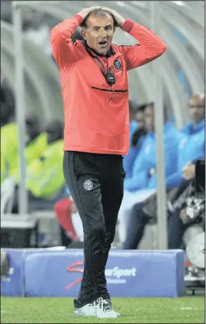  ?? Isithombe: BACKPAGEPI­X ?? UMILUTIN Sredojevic ocija i-Orlando Pirates emangazwa ukugeja kweqembu lakhe ngesikhath­i libhekene neBidvest Wits emdlalweni we-Absa Premiershi­p e-Orlando Stadium ngoLwesith­athu ebusuku