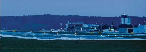  ?? Foto: Silvio Wyszengrad ?? Der Augsburger Flughafen befindet sich im Sinkflug, die Zahl der Starts und Landungen ist rückläufig.