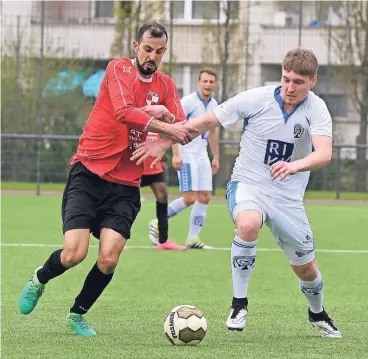  ??  ?? Dennis Ordelheide (rechts) und Youssef Driouch kämpfen im Oberliga-Derby um den Ball.