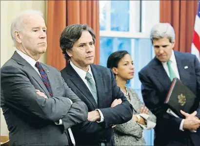  ?? JONATHAN ERNST / REUTERS ?? Joe Biden (esquerra) al costat d’Antony Blinken i John Kerry (al fons) a la Casa Blanca el 2013