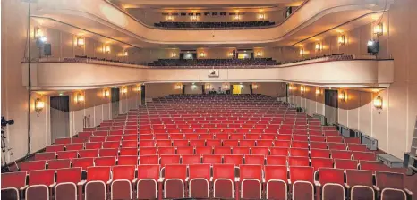  ?? ARCHIVFOTO: CF ?? Die Stuhlreihe­n des Lindauer Stadttheat­ers bleiben wegen der Pandemie zumindest bis Mai ebenso leer wie die Bühne.