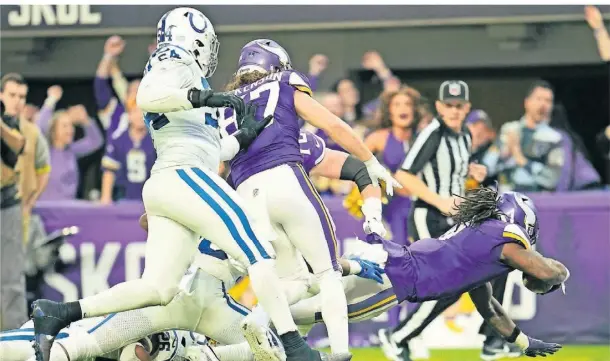  ?? ?? running back Dalvin Cook (r.) von den Minnesota Vikings gelingt ein 64-Yard-Touchdown gegen die Indianapol­is Colts.