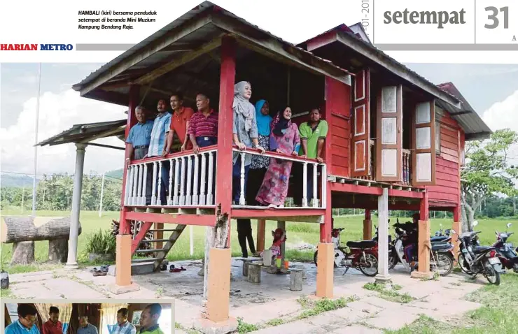  ??  ?? HAMBALI (kiri) bersama penduduk setempat di beranda Mini Muzium Kampung Bendang Raja.