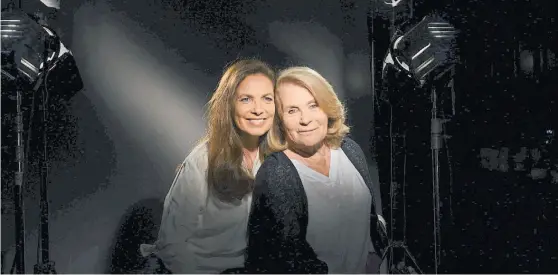  ??  ?? Hija y madre. Sandra Mihanovich y Mónica Cahen D’anvers, en tomas del backstage de la muestra Mujeres Argentinas.