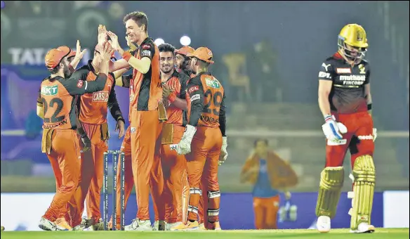  ?? BCCI ?? Sunrisers Hyderabad pacer Marco Jansen celebrates with team-mates after dismissing Virat Kohli (right) for a golden duck at Brabourne Stadium on Saturday.