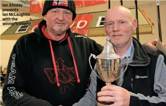  ??  ?? Ian Ainsley presents
Ian McLaughlin with the winner’s trophy