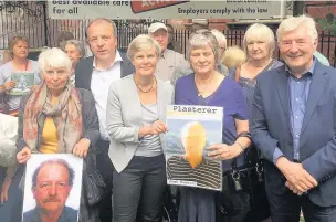  ??  ?? ●●Rochdale MP Tony Lloyd with campaigner­s during Action for Mesothelio­ma Day in Manchester